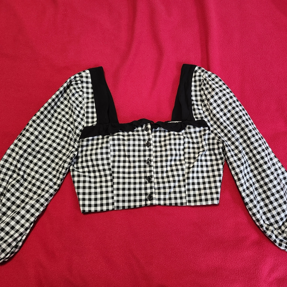 BCBGeneration Red and Black 3/4 Sleeve Fitted Crop Blouse - Picture 2 of 5